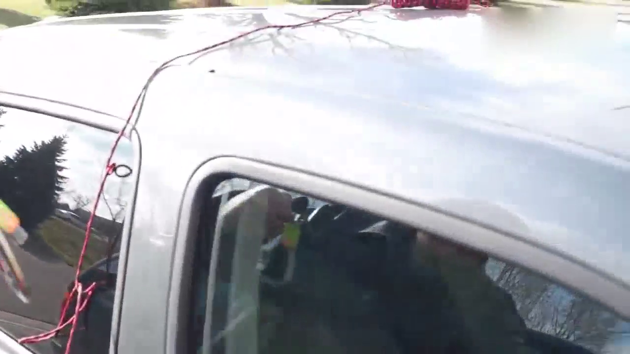 车钥匙丢了,如何打开车门,只需一条绳子30秒搞