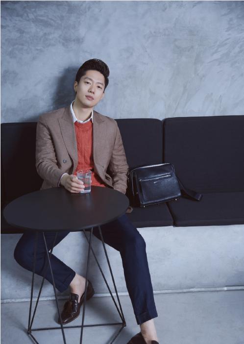 38岁的凌潇肃现身某机场,发福严重成大叔,衣服凌乱简直看不完