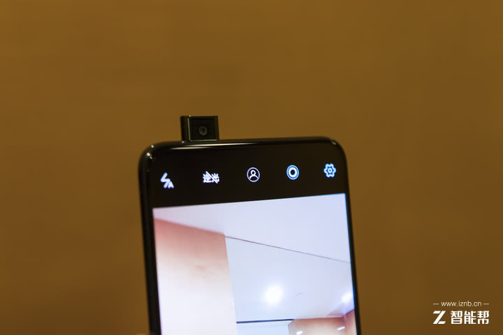 前置摄像头也如之前的概念机一致使用升降式设计, 800 万像素,f/2.