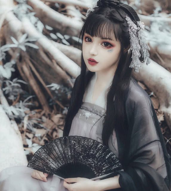 迪丽拉汉服被夸"天仙",没想到暗黑芭比的汉服,冷艳柔情