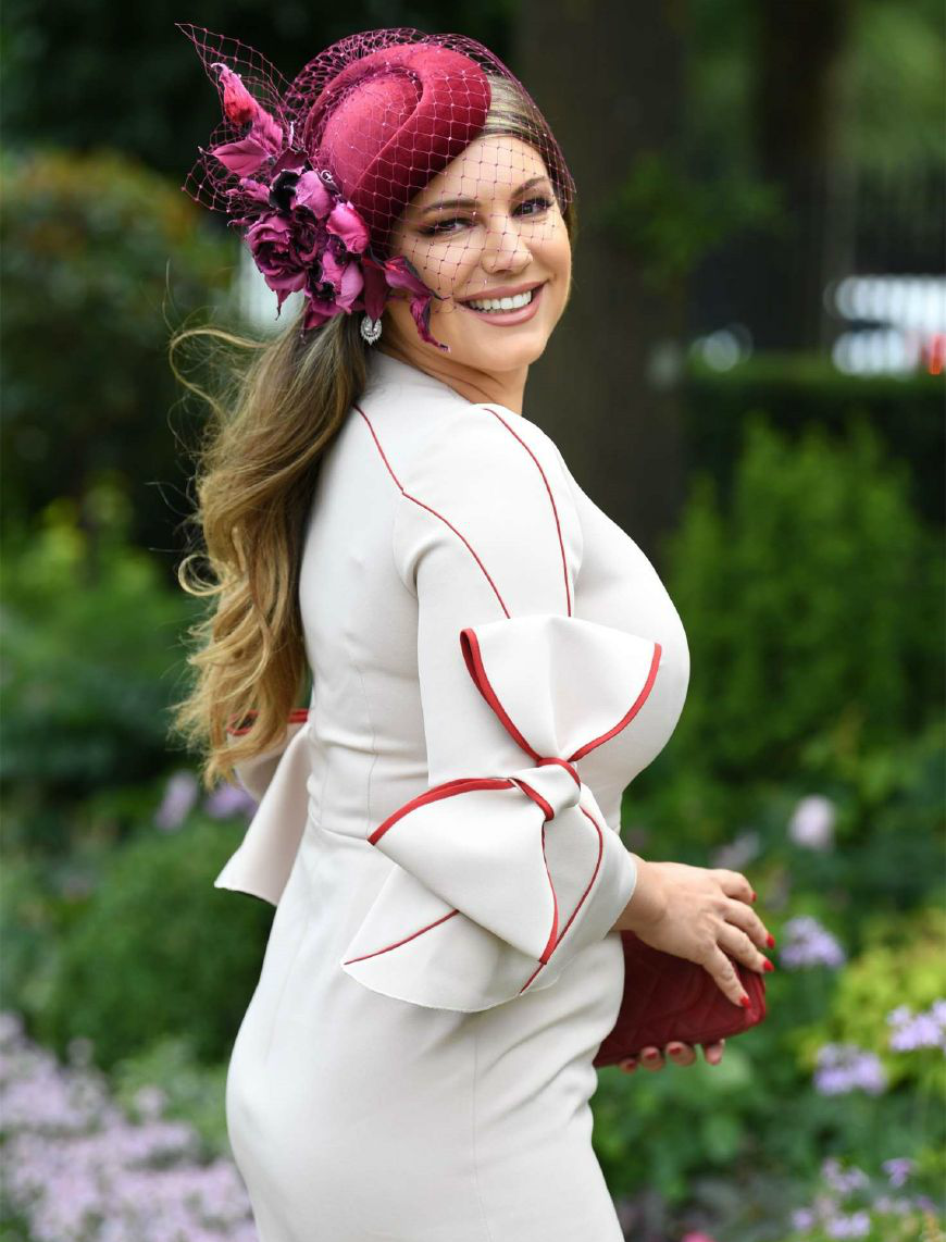 近日,英国著名超模凯莉·布鲁克(kelly brook)跟男友一同受邀出席在