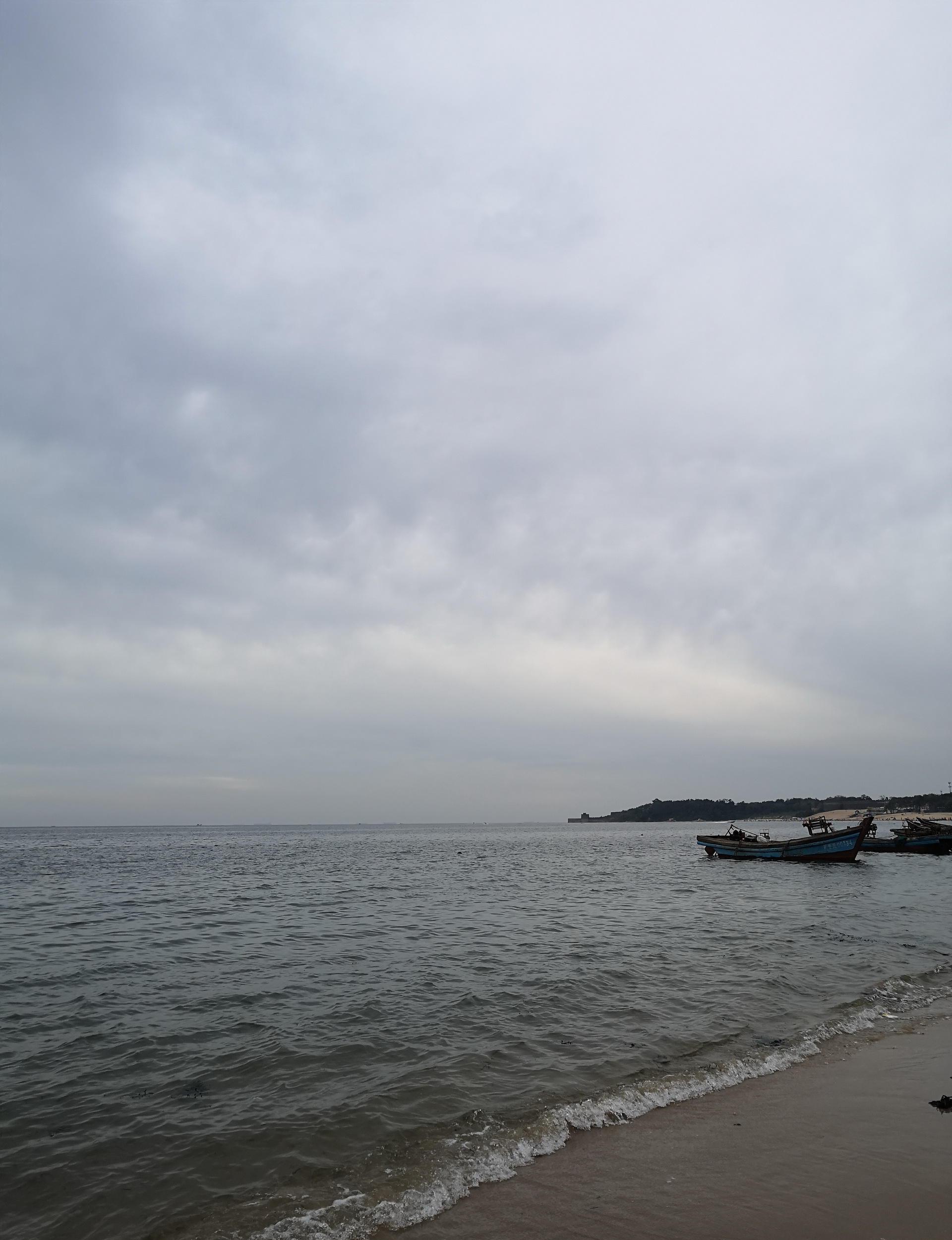 天氣不太好,陰沉沉的,所以海也就陰沉沉的了