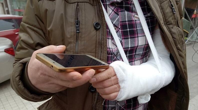 外卖送餐员因迟到8分钟被客户打骨折