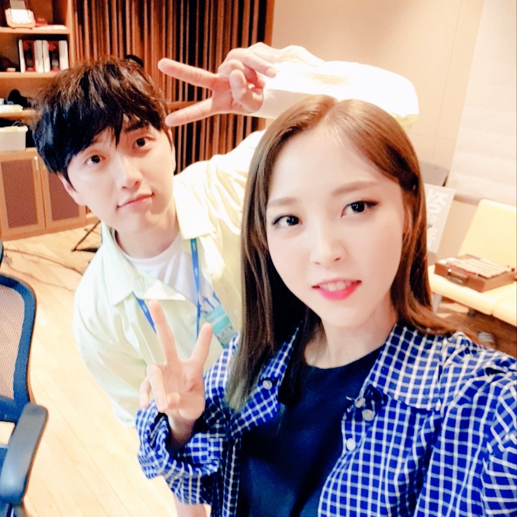 直播事故?mamamoo玟星挥拳痛揍男偶像,下一秒表情超搞笑!