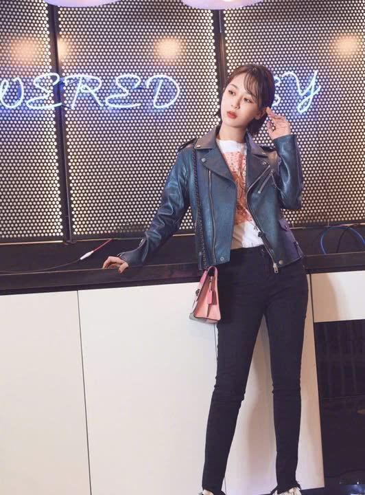 杨紫拼了!为显身材居然在腰上穿短裤?又解锁一项新潮流!