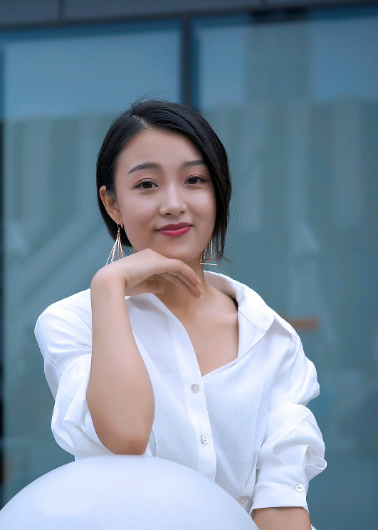 笑容甜美的白色衬衣气质美女