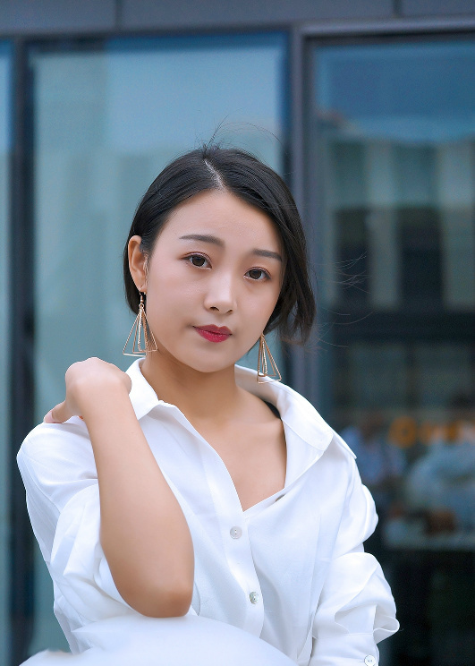 笑容甜美的白色衬衣气质美女