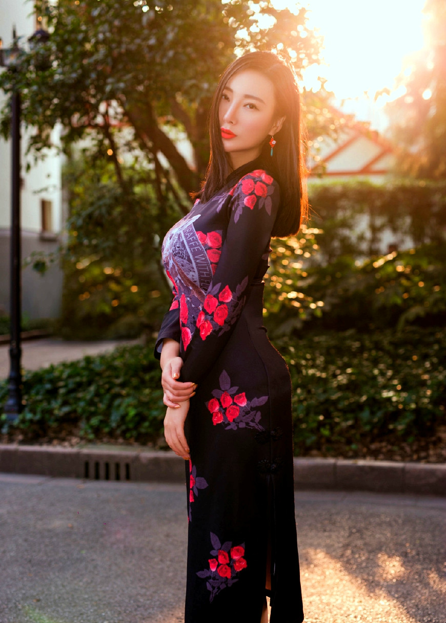 王李丹妮的拍照姿势,前3张都很美,但唯有图4让我动心