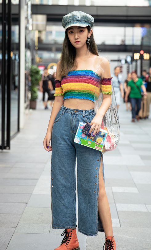 街拍,彩虹上衣,开叉阔腿裤,很性感又很新潮的搭配