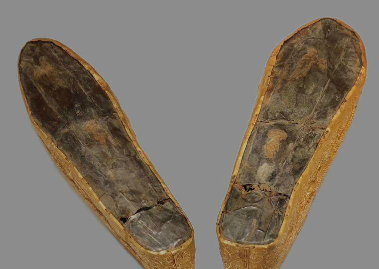 中国古代的黄金战靴，足以秒杀如今的一切奢侈品|奢侈品|鞋面|银片|纹饰|龙纹_新浪新闻