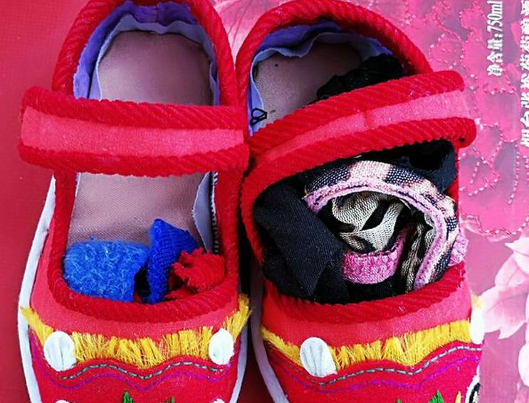 虎头鞋布料是买的,但都是老人一针一针缝制出来的,做工还是很精细.