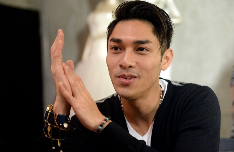 剧中饰演一名导演的关楚耀,除了与朱丽晨有感情戏之外,竟然还有裸跑的