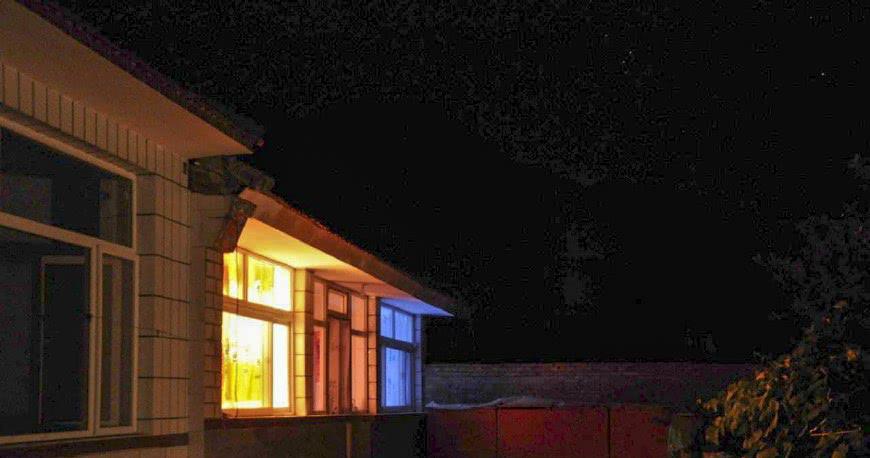 朋友加班凌晨回家,发现房间的灯亮着,打开门后看到这样的情景