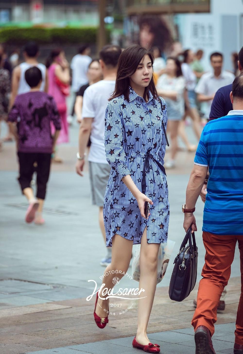 路人街拍重庆美女清爽夏装出街风采夺人有气质