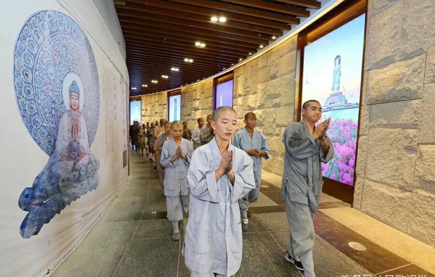 三亚: 南海佛学院师生朝拜海上观音菩萨