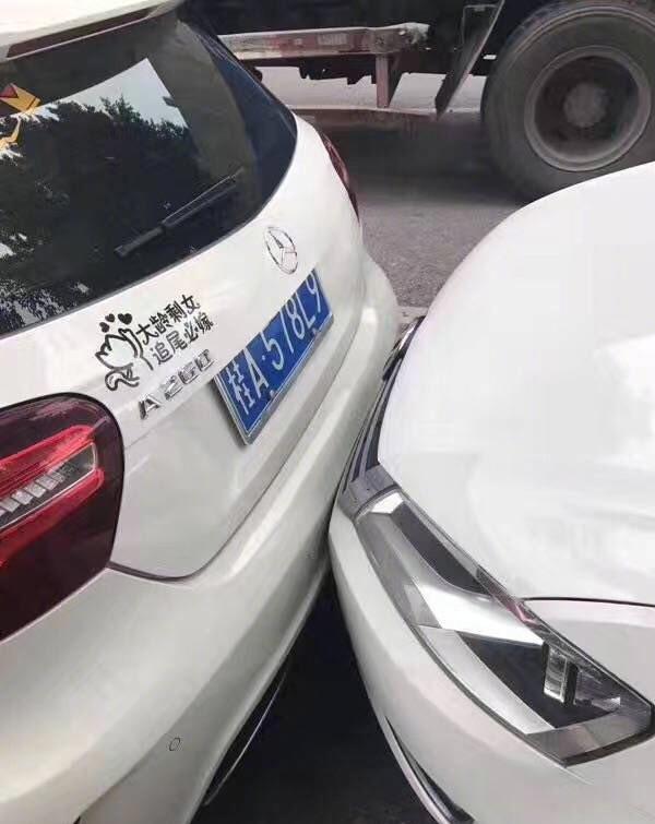 这就是那位被追尾的奔驰女车主 颜值高身材还