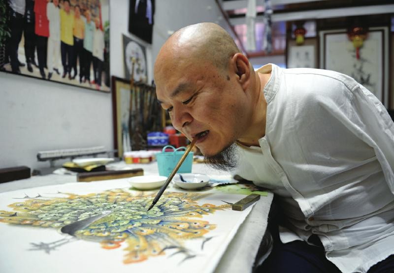 无臂画家黄国富 用口足画出精美花鸟山水画