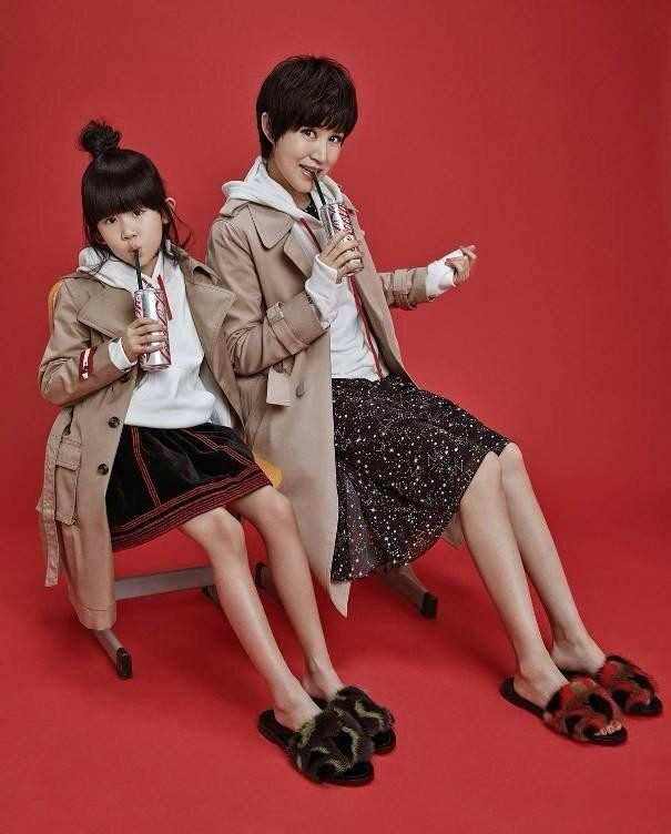 鲍蕾与贝儿的亲子装时髦帅气,没想到李小璐甜馨的5万卫衣更绝