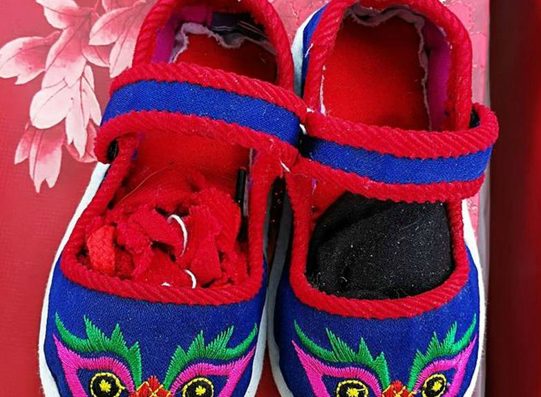 老人缝制老虎鞋50元一双那到集市上去卖一天也没开张|老虎鞋|虎头鞋