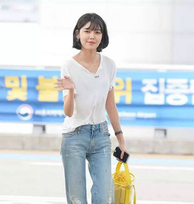 崔秀英,破破烂烂的白t恤与牛仔裤简单组合轻便而慵懒,搭配拥有明媚