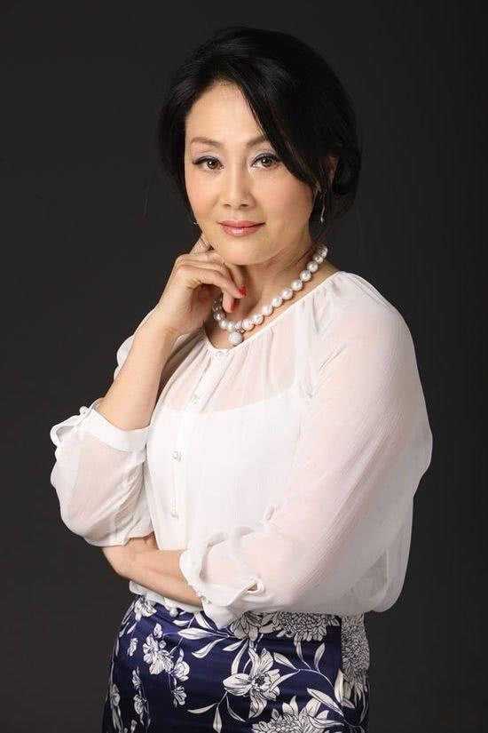 56岁王姬近照曝光! 丈夫很阳光, 女儿高挑漂亮, 但她儿子让人心疼