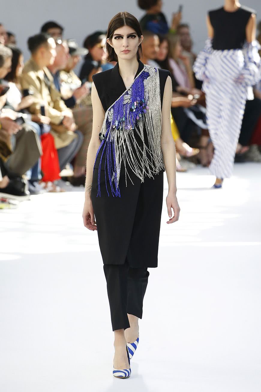 巴黎时装周:德赖斯·范诺顿为这套连衫裤套装进行了高级定制改造