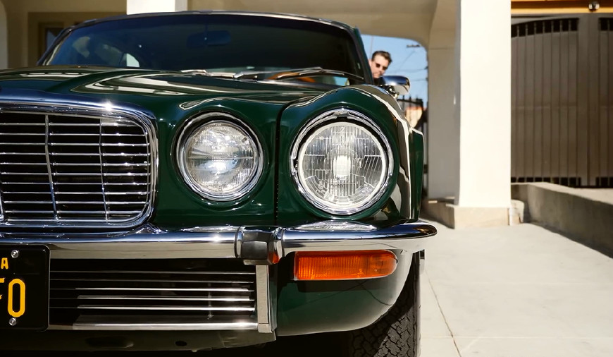 看得出来,那是的仪表盘已经开始采用数字显示,不过看上去还是很复古.