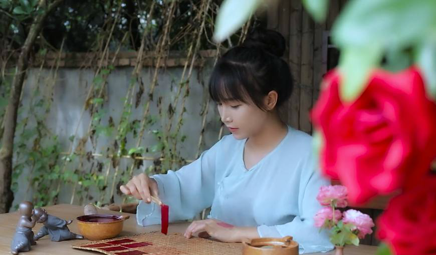 优雅的美女,用玫瑰花自己动手做得古代口红纸,太美太仙