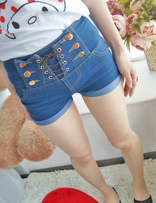 牛仔紧身短热裤搭配镂空背心更有魅惑感