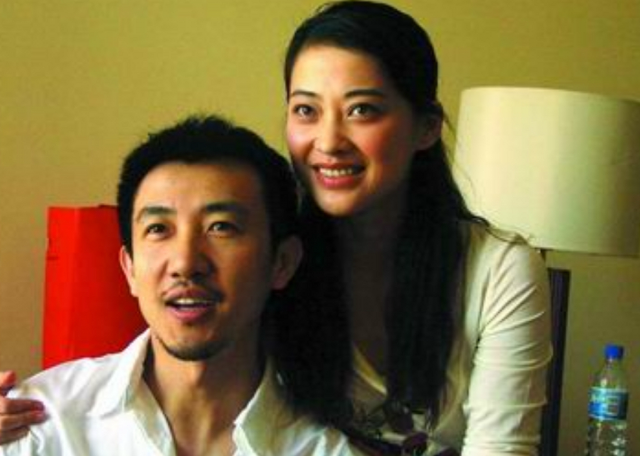 事情发生在2010年导演鄢颇被四名持刀尾随的人砍成了重伤,导致全身数