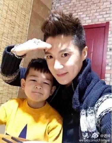 小神龙俱乐部回忆袭来,胡可迟帅再同框,两人儿子奇妙撞脸