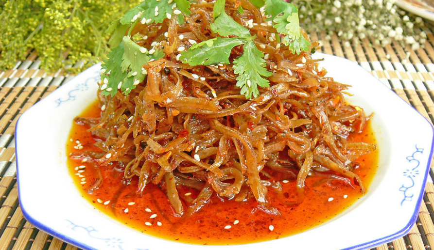 洞庭银鱼又称面条鱼,形呈圆条状,通体透明