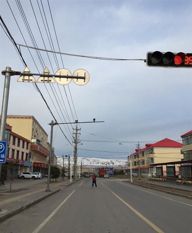 随后,青海省海北自治州首府迁到此地,并命名为西海镇.