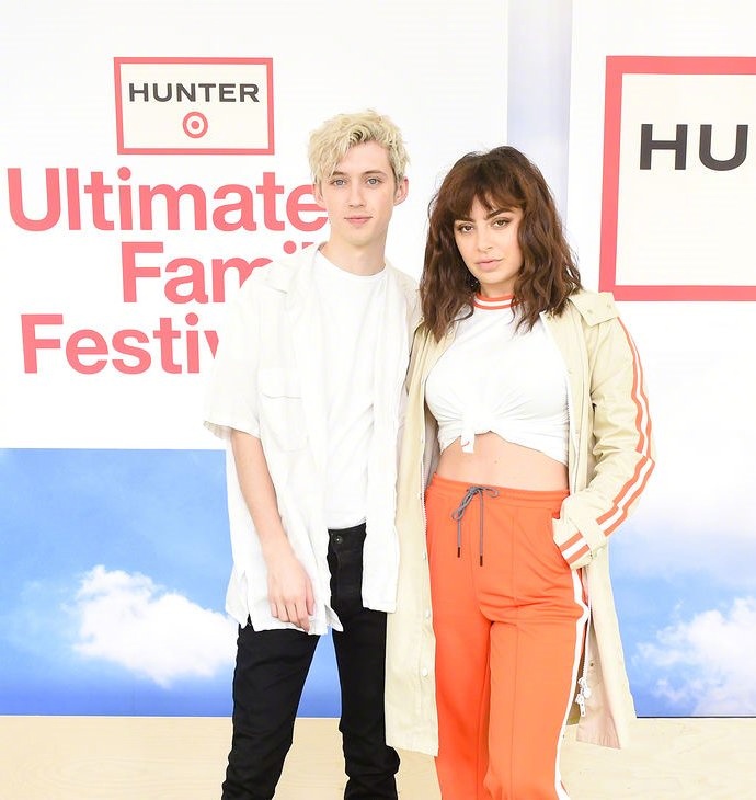 戳爷Troye Sivan在Target Ultimate Family音乐节的表演+周边图 ！|音乐节|周边_新浪新闻