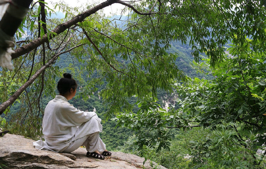 她大学毕业后逃离繁华都市隐居山林过着修道生活再也没回家