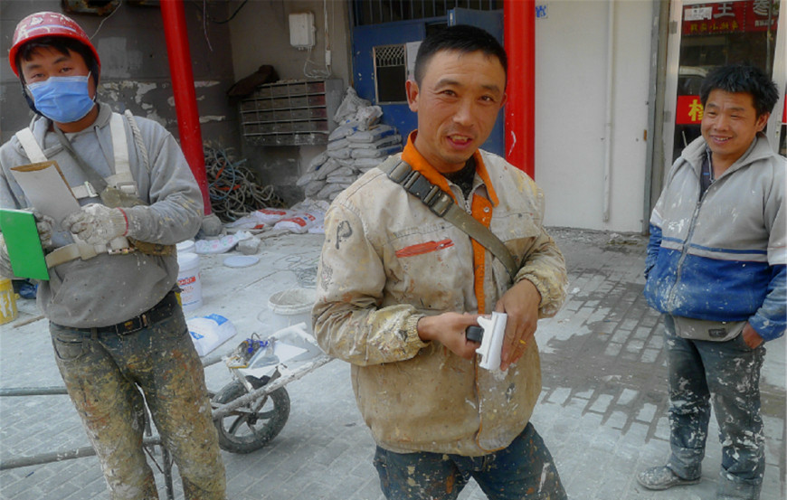 青岛,实拍帅气90后农民工户外高温作业,午间席地而睡令人心疼