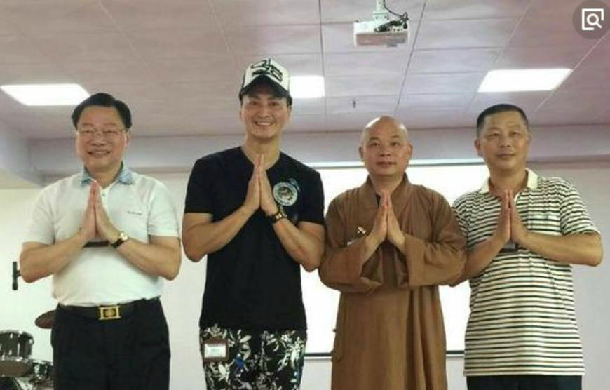 何家劲到底瞒着我们还有多少身份,网友,我只知道他是个演员