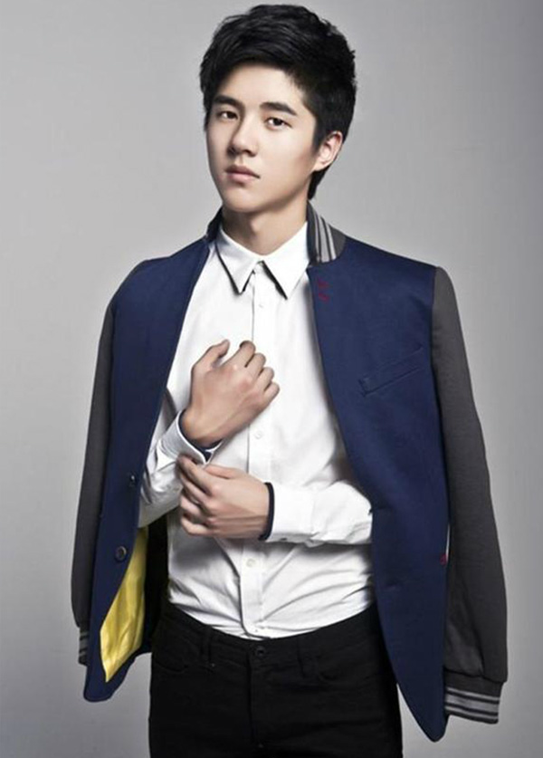 刘昊然,校服清纯,西装成熟,皮衣酷酷的,你pick哪一款