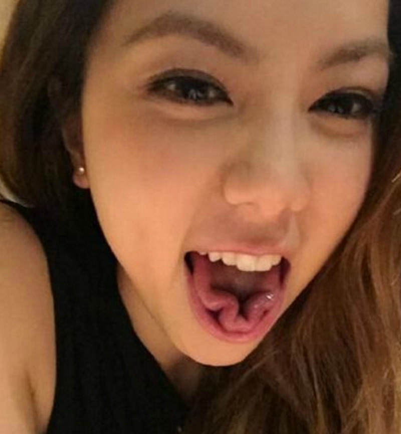 邓紫棋的舌头,竟然可以卷成花朵的样子,真是太神奇了张一山的手指,你