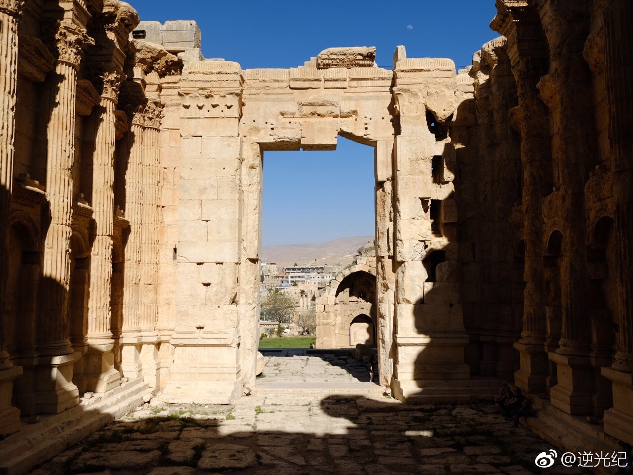 位于黎巴嫩东部,靠近叙利亚边境的巴尔贝克神庙