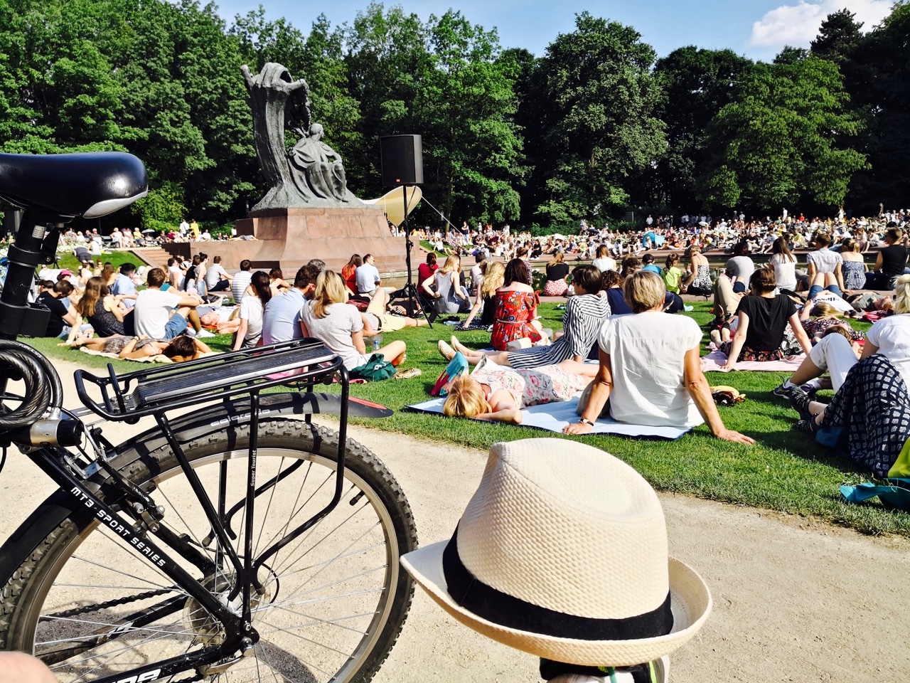 现场的演奏中午刚到华沙,房东告诉我这场音乐会,我便乘公交来到了这里