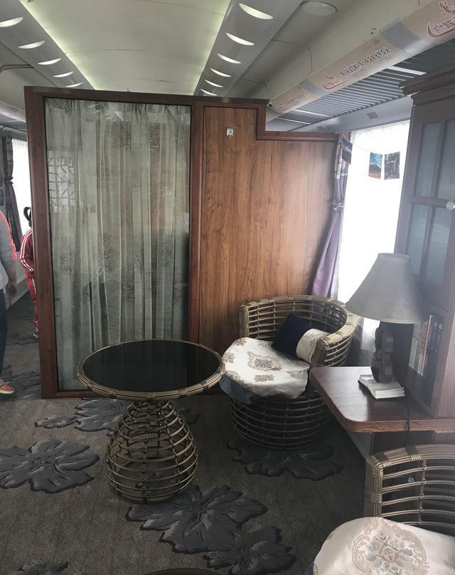 z6207次火车"金张掖号"特色休闲车厢, 棋牌书吧等一应俱全