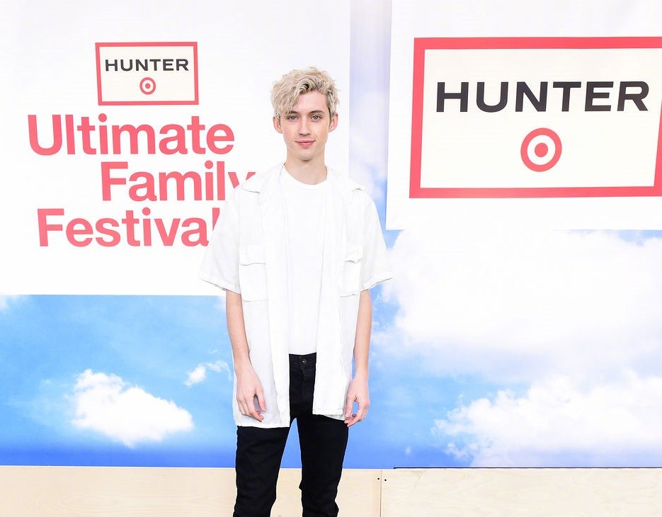 戳爷Troye Sivan在Target Ultimate Family音乐节的表演+周边图 ！|音乐节|周边_新浪新闻
