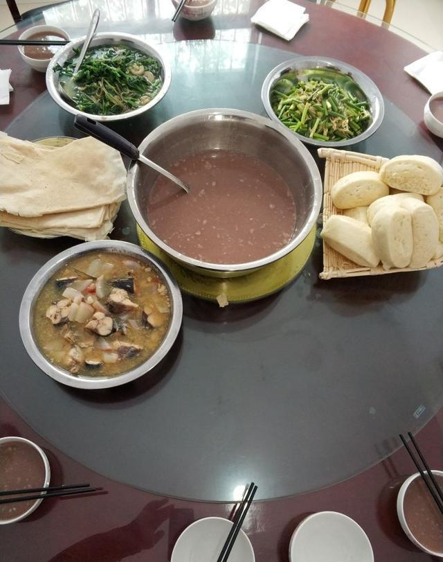 周日去一农村乡镇找发小玩,随便找一个人小饭店吃饭,一共五个人,连菜