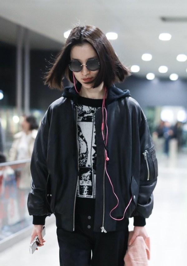 1米79的杜鹃厉害了!皮衣搭配裸色围巾,网友:像王菲的气质