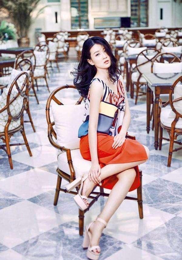 徐璐和乔欣穿小红裙比拼两人相差1岁身材却不在一个档次