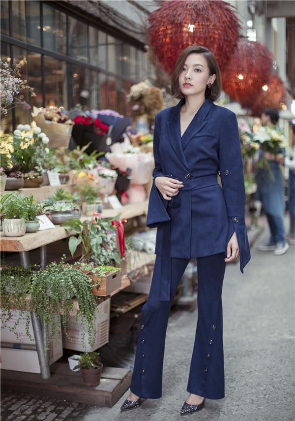 郑罗茜时尚大片曝光 随性优雅变身街拍queen