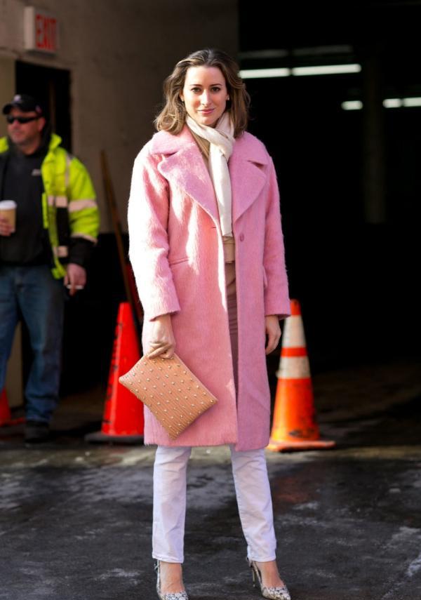 粉色的衣服配什么颜色的裤子的简单介绍