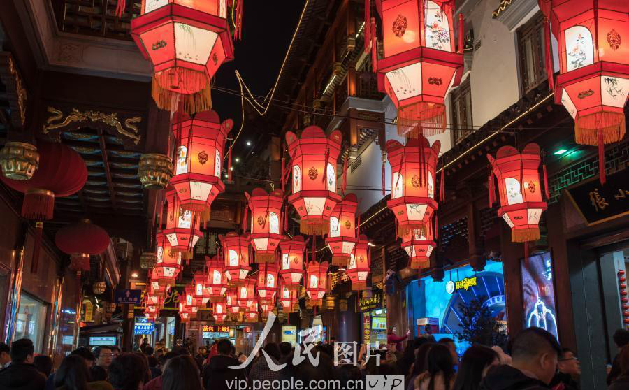 元宵节逛花灯上海豫园灯会人气旺|九曲桥|人流|蛇形|游客|通道_新浪新闻