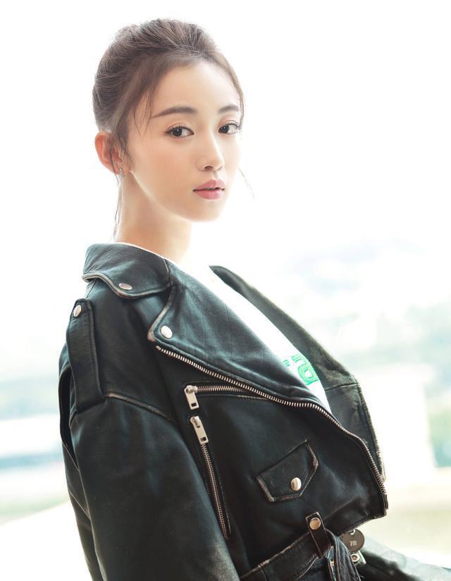 这就是吴谨言简直就是一个美少女啊一个丸子头就能美成这样